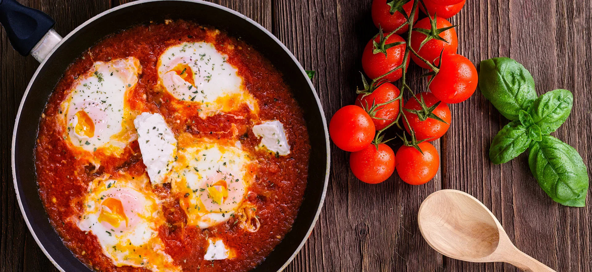 Ouă la cuptor cu spanac, roșii, ricotta și busuioc